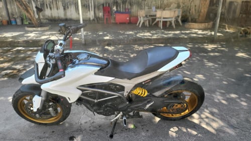 Ducati hyper 821