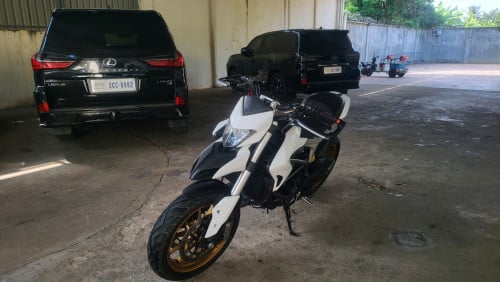 Ducati hyper 821