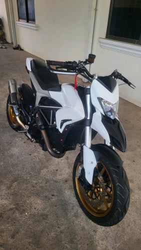 Ducati hyper 821