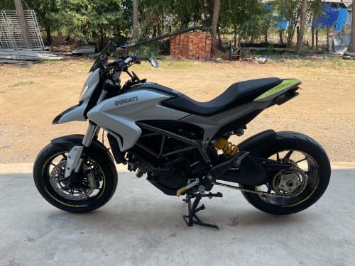 Ducati hyper strada821