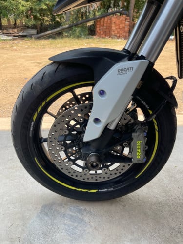 Ducati hyper strada821