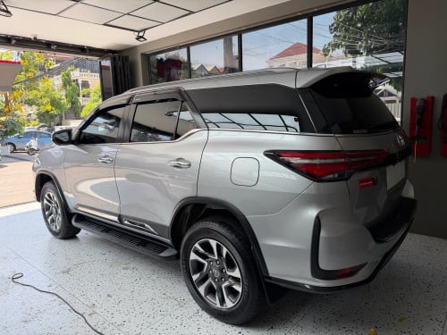 ឡានថ្មីខ្លាំង ៣០០០០ ជាង គីឡូ Fortuner Legender Premium Silver Metallic Top Option