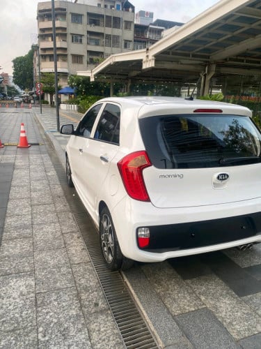 Kia morning ឆ្នាំ2014 full option បើកដំបូល f sport ឈ្នាន់ហ្គែរវែង ប្រ្វាំងគៀបមុខក្រោយ......