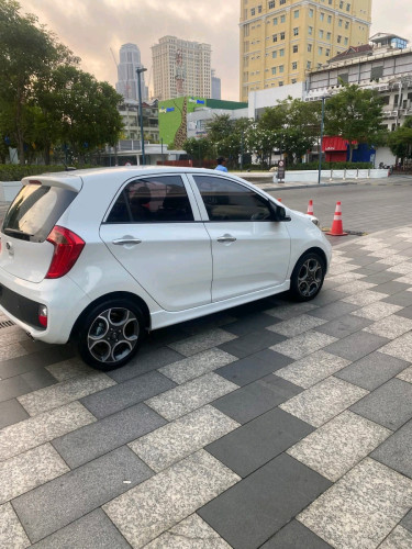 Kia morning ឆ្នាំ2014 full option បើកដំបូល f sport ឈ្នាន់ហ្គែរវែង ប្រ្វាំងគៀបមុខក្រោយ......