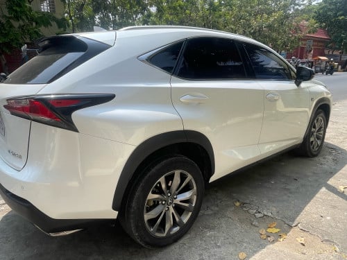 NX200t F sport ម្ចាស់ដើម ចង់លក់ ប្រើបាន17មុឺន ម៉ាយសុីន