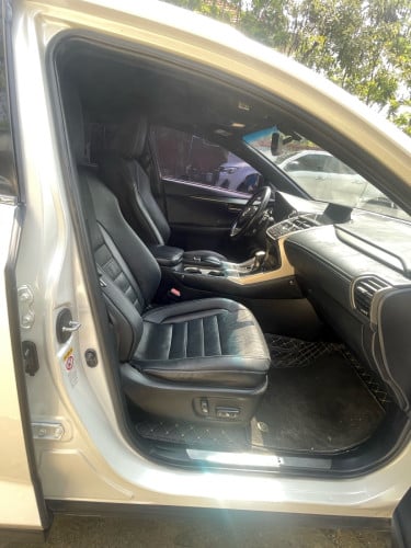 NX200t F sport ម្ចាស់ដើម ចង់លក់ ប្រើបាន17មុឺន ម៉ាយសុីន