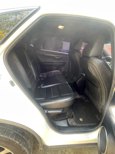 NX200t F sport ម្ចាស់ដើម ចង់លក់ ប្រើបាន17មុឺន ម៉ាយសុីន