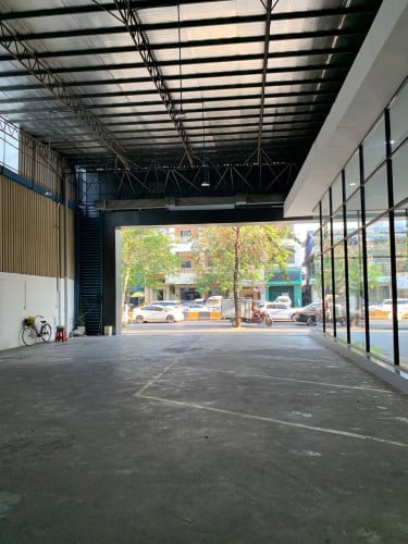Prime Commercial Property for Lease – Russian Blvd