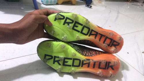 Soccer shoes