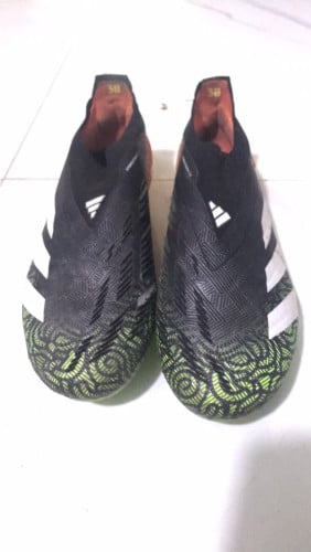 Soccer shoes