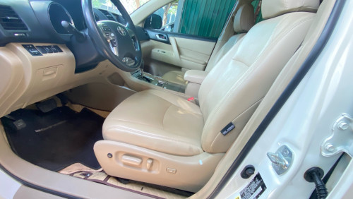 TOYOTA HIGHLANDER V4 2012