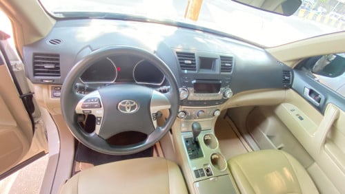 TOYOTA HIGHLANDER V4 2012