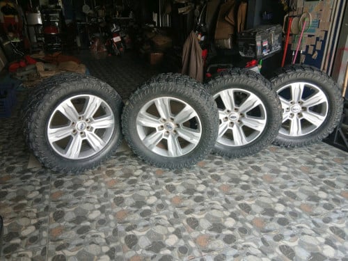 លក់កង់មួយឈុតរបស់ឡាន Ford Platinum យកដាក់ឡានផ្សេងក៏បានដែរ Tacoma Tundra Vigo 33×12.50 R20