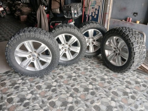 លក់កង់មួយឈុតរបស់ឡាន Ford Platinum យកដាក់ឡានផ្សេងក៏បានដែរ Tacoma Tundra Vigo 33×12.50 R20