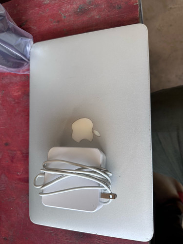 លក់ Macbook Air 2011 90$