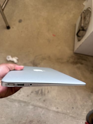 លក់ Macbook Air 2011 90$