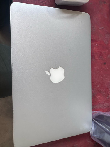 លក់ Macbook Air 2011 90$