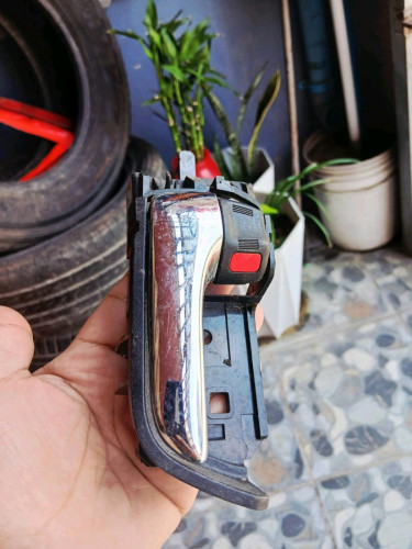 ដៃទ្វាឡាន Prius នៅស្អាតៗលក់មួយតែ 6$