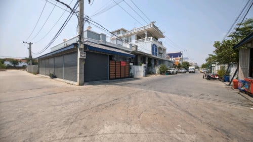 ផ្ទះកែង shop house ឡាយគង់​ ចោមចៅផ្លូវជាតិលេខ3