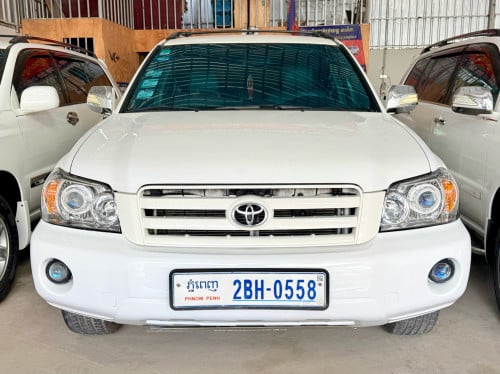 ឡានលក់ឆ្នាំ06 ម៉ាស៊ីន4 ប៉ុង1 កៅអីចុច ក្នុងលឿង ពណ៌ស