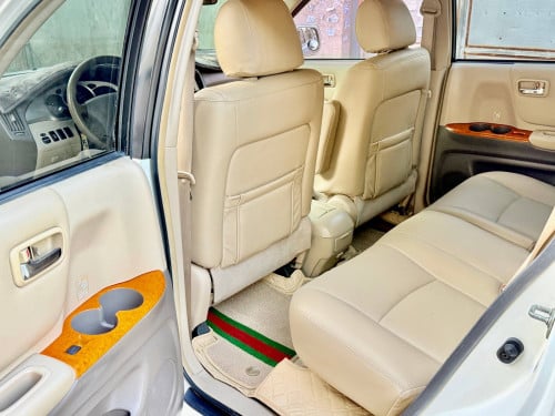 ឡានលក់ឆ្នាំ06 ម៉ាស៊ីន4 ប៉ុង1 កៅអីចុច ក្នុងលឿង ពណ៌ស