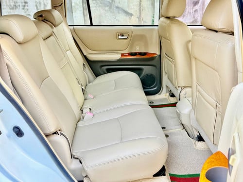 ឡានលក់ឆ្នាំ06 ម៉ាស៊ីន4 ប៉ុង1 កៅអីចុច ក្នុងលឿង ពណ៌ស