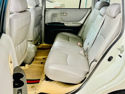 🚘ឡានលក់ឆ្នាំ06 ម៉ាស៊ីន4 ប៉ុង1 កៅអីចុច មានហ្វាំ្រងABS និង VSC ជាប្រពន័ទុបលំនឹង ពណ៌ស