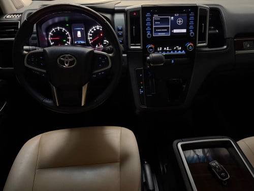 2023 Toyota Granvia 20,000km សាំង