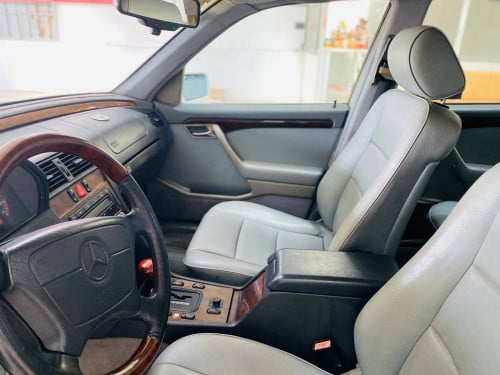 C220 ឆ្នាំ1996 ជិះ អែម មានហ្គែសរួច សុីតិច 3500$
