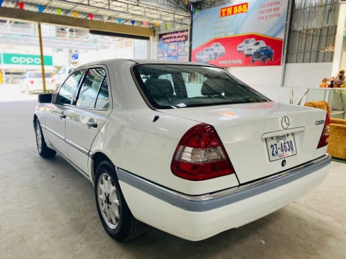 C220 ឆ្នាំ1996 ជិះ អែម មានហ្គែសរួច សុីតិច 3500$