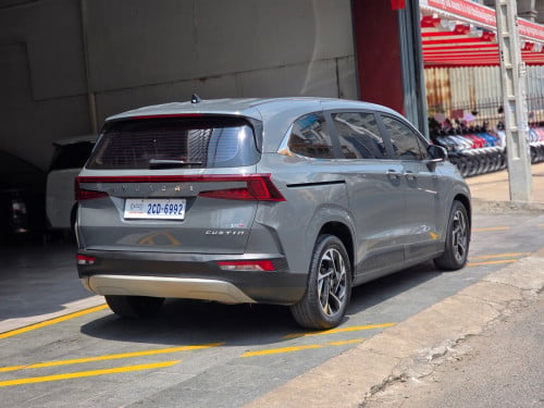 HYUNDAI CUSTIN 2025