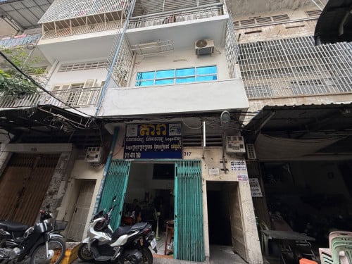 លក់ផ្ទះ ជាន់ទីមួយ នៅក្រោយផ្សារជីបម៉ុង បាក់ទូក  ផ្លូវចេញចូលឡានបាន