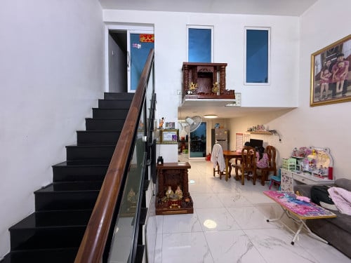 លក់ផ្ទះ ជាន់ទីមួយ នៅក្រោយផ្សារជីបម៉ុង បាក់ទូក  ផ្លូវចេញចូលឡានបាន