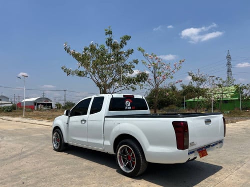 Dmax 2015 ចង្កូតស្ដាំលេខដៃប៉ុងមួយប្រើម៉ាស៊ូតមានពន្ធ
