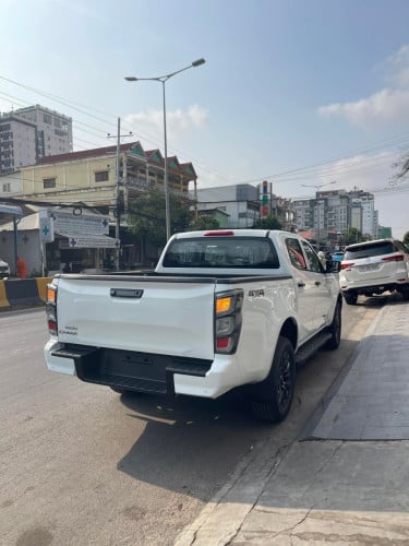 Isuzu D.nax Deluxe 2026 ថ្មី100%