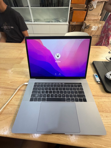 MacBook Pro 2017 15” i7 16G/2T