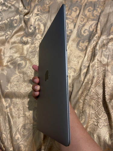 MacBook Retina 12inch 2017 core m3 ល្មមប្រើការងារការិយាល័យ ងាយស្រួលដាក់តាមខ្លួន កាន់ទៅញាំកាហ្វេស្រួល
