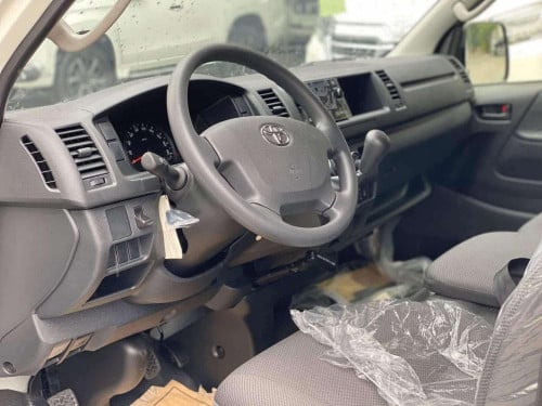 Toyota Hiace 2026 លេខដៃ 16 កៅអី