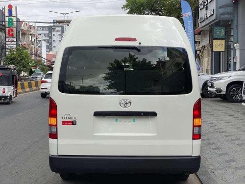 Toyota Hiace 2026 លេខដៃ 16 កៅអី