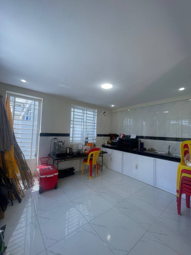 ផ្ទះកែង ងាយស្រួលរកស៊ីផ្លូវធំ អ៊ូអរស្រាប់