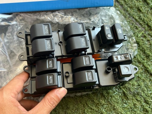ប៊ូតុងចុចAuto កញ្ចក់​ទាំង4ទ្វា​ របស់​camry 07 និង​ Prius 04-09Camry 07=35$Prius 04-09 =25$