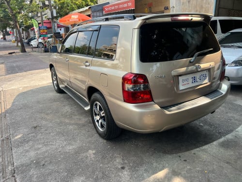ឡានលក់ឆ្នាំ2004ប៉ុងមួយបួនម៉ាសុីន