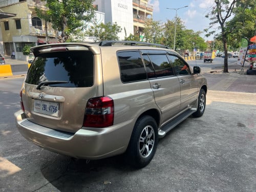 ឡានលក់ឆ្នាំ2004ប៉ុងមួយបួនម៉ាសុីន