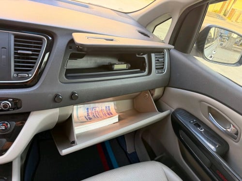 Kia Carnival Prestige 2015