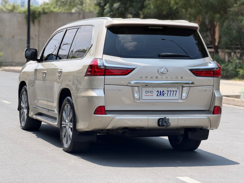 Lexus LX570 ឆ្នាំ2016 V8 សាំង ធានាឡានស្អាត មហាថ្មី