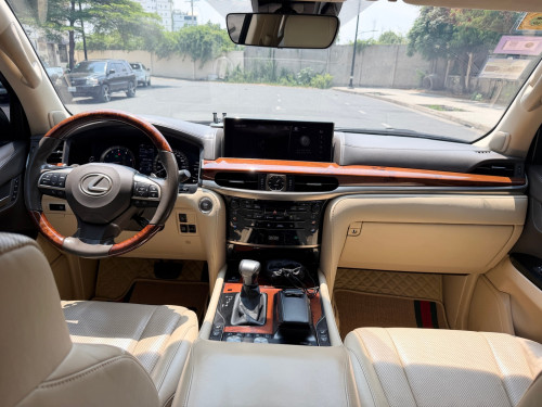 Lexus LX570 ឆ្នាំ2016 V8 សាំង ធានាឡានស្អាត មហាថ្មី