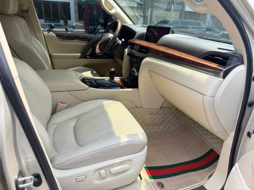 Lexus LX570 ឆ្នាំ2016 V8 សាំង ធានាឡានស្អាត មហាថ្មី