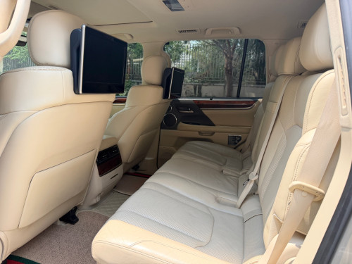 Lexus LX570 ឆ្នាំ2016 V8 សាំង ធានាឡានស្អាត មហាថ្មី