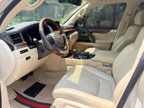 Lexus LX570 ឆ្នាំ2016 V8 សាំង ធានាឡានស្អាត មហាថ្មី