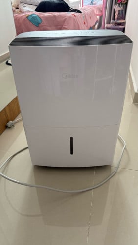 Midea Dehumidifier ម៉ាស៊ីនយកសំណើម Midea ថ្មីស្ទើរ ប្រឆាំងផ្សិត និងសើមMidea 除湿机 状态极好 适合金边潮湿天气